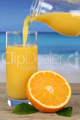 orangensaft eingießen am strand