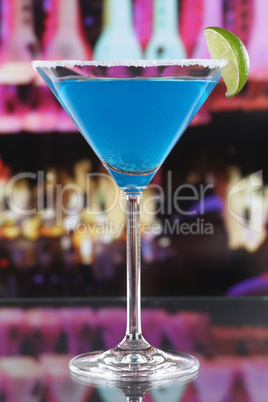 blue curacao cocktail im martini glas in einer bar