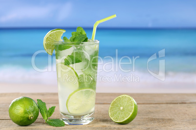 mojito cocktail am strand im urlaub