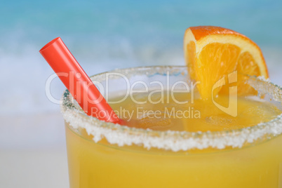 nahaufnahme frischer orangensaft im glas am strand