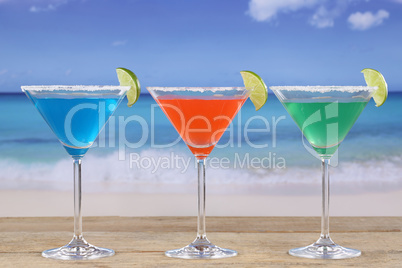 bunte cocktails in martini gläsern am strand im urlaub