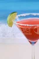 nahaufnahme roter martini cocktail am strand
