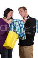 junge frau zeigt ihrem freund ein hemd beim einkaufen