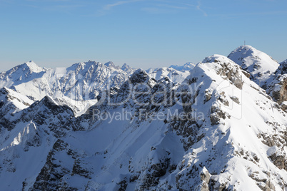 berggipfel im hochgebirge mit schnee im winter