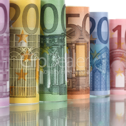 gerollte euro scheine in einer reihe