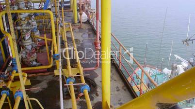 Natural gas extraction by offshore platform