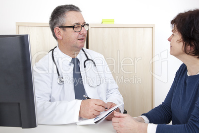 doktor redend mit patient