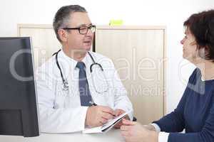 doktor redend mit patient