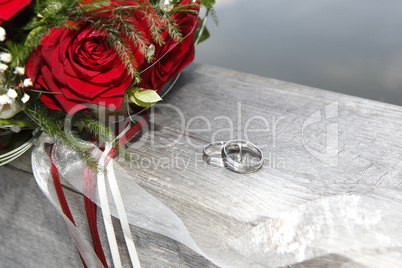 Rose bouquet with wedding rings