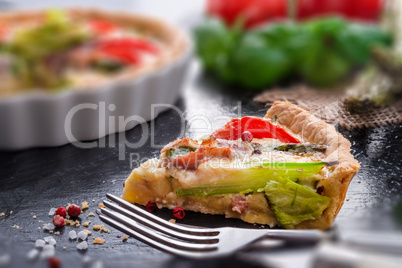 green asparagi tart with eggs and tomato