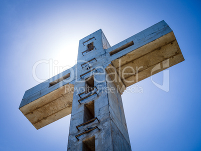 Kreuz vor gleissendem Sonnenlicht