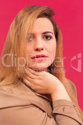 Portrait einer schönen Frau mit langen blonden Haaren