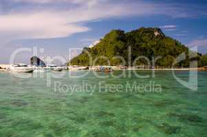 Bucht, Lagune, Krabi, Ao Nang, Insel, Strand, sandstrand, sand, Himmel, blau, Liegeplatz, Liegeplätze, Boot, Boote, Motorboote, Motorboot, long tail boat, Idylle, idyllisch, longtailboat, longtailboot, Anker, Thailand, Asien, typisch, Wasser, Transportmit