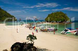 Bucht, Lagune, Krabi, Ao Nang, Insel, Strand, sandstrand, sand, Himmel, blau, Liegeplatz, Liegeplätze, Boot, Boote, Motorboote, Motorboot, long tail boat, Idylle, idyllisch, longtailboat, longtailboot, Anker, Thailand, Asien, typisch, Wasser, Transportmit