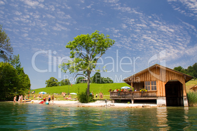 Freibad, Seebad, Bootshaus, Tegernsee, Point, Strandbad, Strand, Seeufer, Badesee, Sommer, himmel, blau, Bergsee, Urlaub ,Ferien, alpen, Oberbayern, Hügel, Berg, Wiese, Liegewiese, Seebad, Kiosk, Imbiss, Restaurant, Schuppen, hütte, Bootssteg,