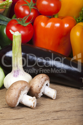 knoblauch, aubergine und anderes gemüse