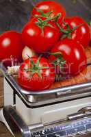 frische tomaten auf einer küchenwaage