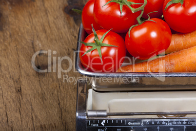 reife tomaten auf einer küchenwaage