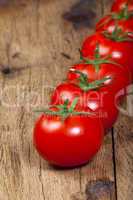 nahaufnahme reife tomaten in einer reihe