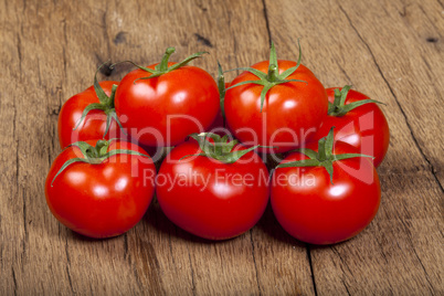 ein haufen reifer tomaten auf einem holztisch