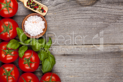 reife tomaten, basilikum und gewürze