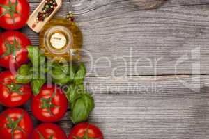 zuaten für tomatensalat auf holzbrett