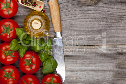 zutaten für einen tomatensalat mit messer