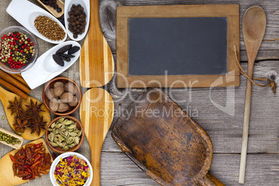 gewürze neben tafel, kochlöffel und mehlschaufel