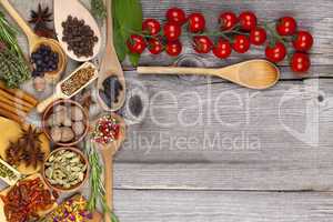 tomaten mit kochlöffel und gewürzen