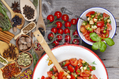 salat aus frischen tomaten mit basilikum