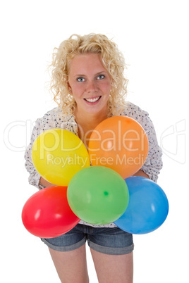 Junge Frau hält Luftballons