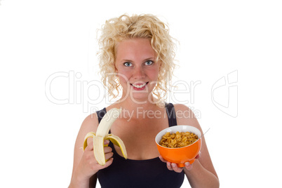 Junge Frau mit Banane und Cornflakes