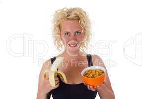 Junge Frau mit Banane und Cornflakes