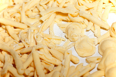 Frische handgemachte Pasta Orecchiette und Fricelli