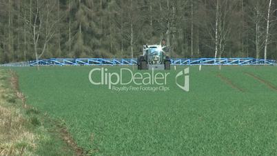 landwirt sprüht pestizide