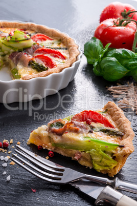 green asparagi tart with eggs and tomato