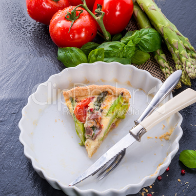 green asparagi tart with eggs and tomato