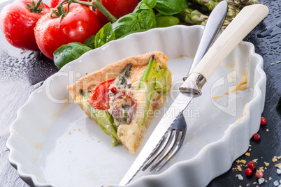 green asparagi tart with eggs and tomato