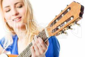 Blondes Mädchen mit Gitarre