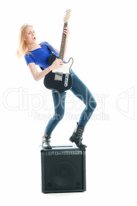 Mädchen mit E-Gitarre und Verstärker