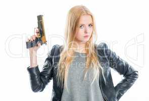 Blondes Mädchen mit Waffe