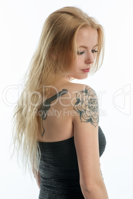 Blondes Mädchen mit Tattoo