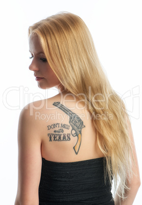 Blondes Mädchen mit Tattoo