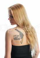 Blondes Mädchen mit Tattoo