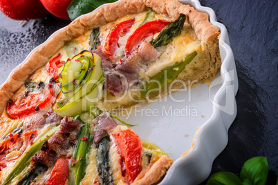 green asparagi tart with eggs and tomato