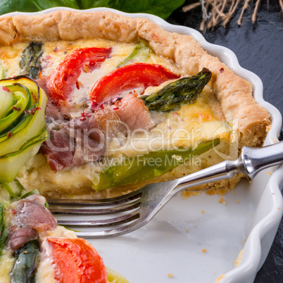 green asparagi tart with eggs and tomato