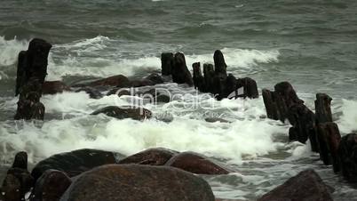 Wellen brechen sich an Buhnen, Ostsee