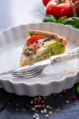 green asparagi tart with eggs and tomato