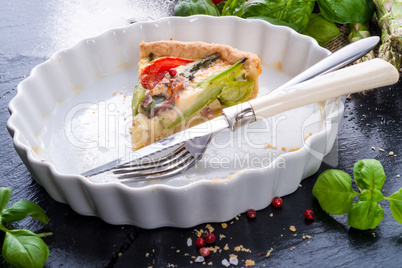 green asparagi tart with eggs and tomato