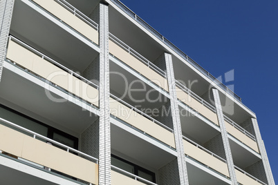 Fassade eines modernen Mehrfamilienhaus in Westerland auf Sylt,